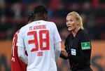  Bibiana Steinhaus i færd med at irettesætte to mænd - Augsburgs Kevin Danso og  Bayern Münchens James Rodriguez.   Foto: Andreas Gebert/Ritzau Scanpix