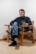 Thomas Mogensens hjem rummer flere af hans fars møbelklassikere blandt andet denne særudgave af Den Spanske Stol, som han har arvet. Stolen blev skabt, da Børge Mogensen fyldte 90 år.   Foto: Peter Hove Olesen/POLFOTO