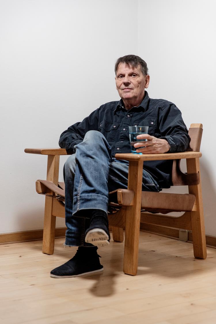 Thomas Mogensens hjem rummer flere af hans fars møbelklassikere blandt andet denne særudgave af Den Spanske Stol, som han har arvet. Stolen blev skabt, da Børge Mogensen fyldte 90 år.   Foto: Peter Hove Olesen/POLFOTO