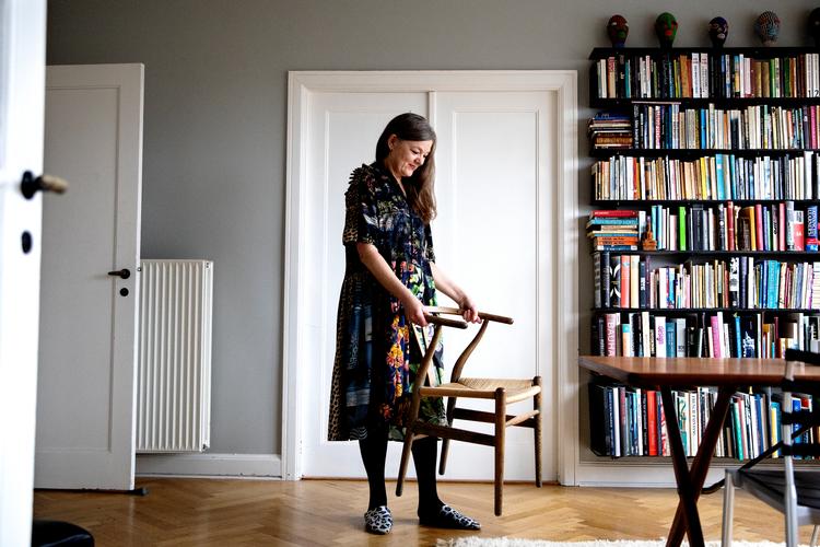 Manden, som skulle sætte nyt fletsæde på Kirsten Friberts Y-stol, var ved at dåne, da han så alle savemærkerne, de dybe ridser og ikke mindst den blå cykellak, som hun havde malet stolen med.  Foto: Finn Frandsen/POLFOTO