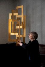 Skulpturen i Krestine Kjærholms loft er skabt af hendes far, arkitekten Poul Kjærholm, til udstillingen Dansk Kunsthåndværk i 1957. Det var i øvrigt også det år, hvor hans datter blev født.  Foto: Peter Hove Olesen/POLFOTO