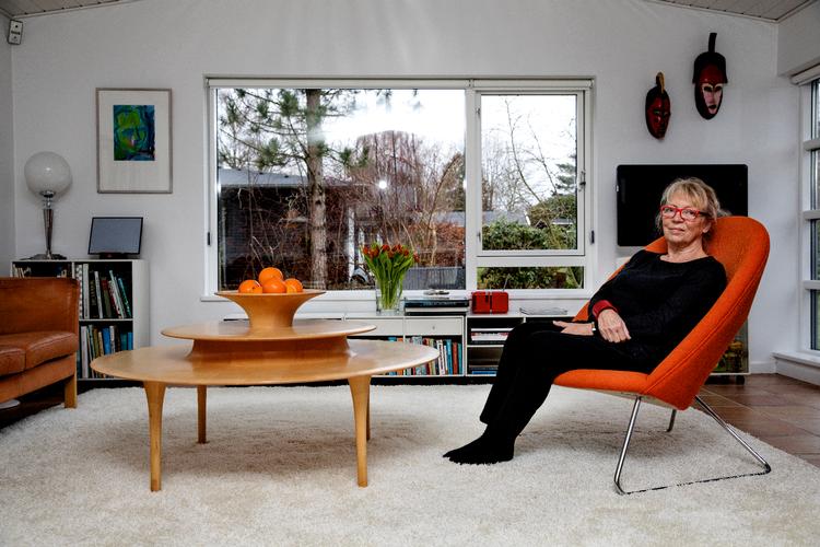 Sofabordet i flere etager, som Dennie Ditzel har arvet fra sin mor, fik lov til at bestemme indretningen i hendes sommerhus.  Foto: Jacob Ehrbahn