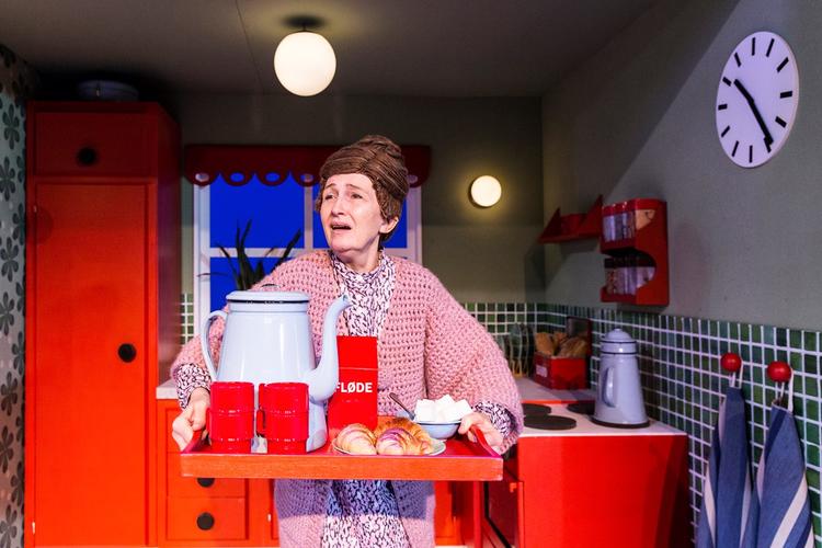 Bodil Jørgensen, der både legemliggør gyset og komikken i 'Parasitterne' på Aarhus Teater, er uhyre morsom og nervøs som Oline Gruesen. Foto: Anna Marìn