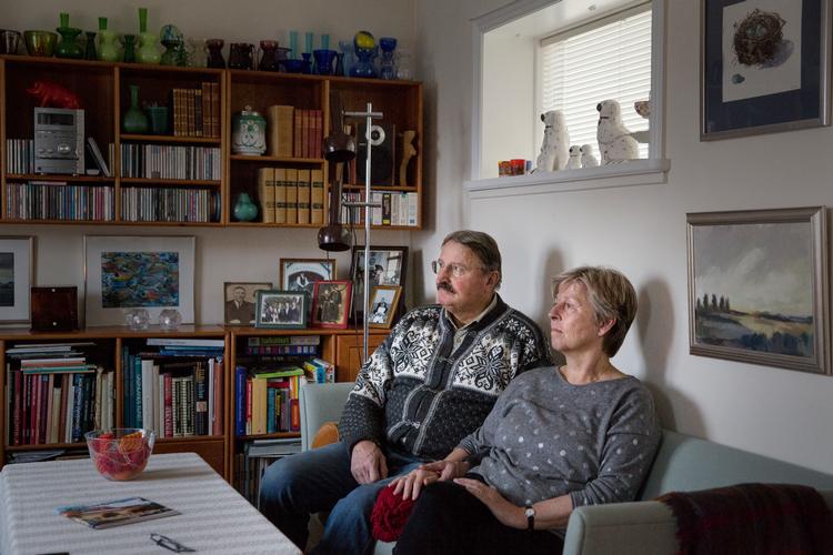 I nogle hjem er det svært at få øje på ting, der fortæller beboernes slægtshistorie. Sådan er det ikke hos Palle Wind Cranil og Bente Walløe Poulsen, hvis hus er spækket med arvestykker.  Foto: Louise Herrche Serup/POLFOTO