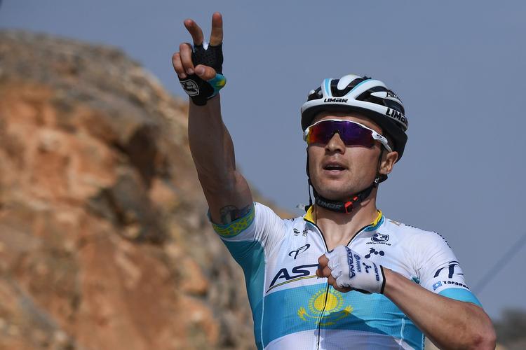 Med to fingre i vejret signalerer kasakheren Alexey Lutsenko antallet af sine etapesejre i den aktuelle udgave af Tour of Oman.
 Foto: Anne-christine Poujoulat/Ritzau Scanpix