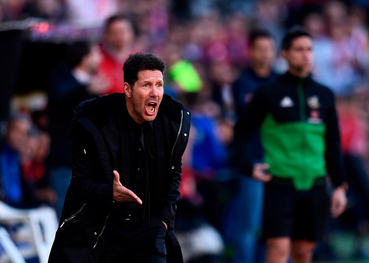 Under weekendens opgør mod Rayo Vallecano havde Atlético Madrid-træner Diego Simeone som altid travlt på sidelinjen, inden hans hold hev sejren hjem. Nu skal han forsøge at få skovlen under Juventus. Foto: Oscar del Pozo/Ritzau Scanpix