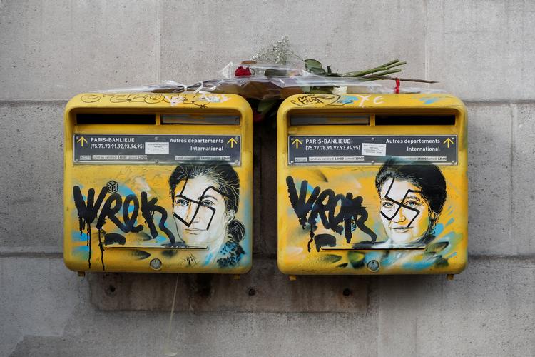 I de seneste dage er postkasser med portrætter af den højt respekterede, nu afdøde politiker, Simone Veil, overmalet med hagekors. Simone Veil blev som 17-årig interneret i Auschwitz.
    Vandalized mailboxes with swastikas covering portraits of the late Holocaust survivor and renowned French politician Simone Veil are seen before renovation in Paris, France, February 12, 2019. The portraits were painted by street artist Christian Guemy, also known as C215. REUTERS/Benoit Tessier
   Foto: Benoit Tessier/Ritzau Scanpix