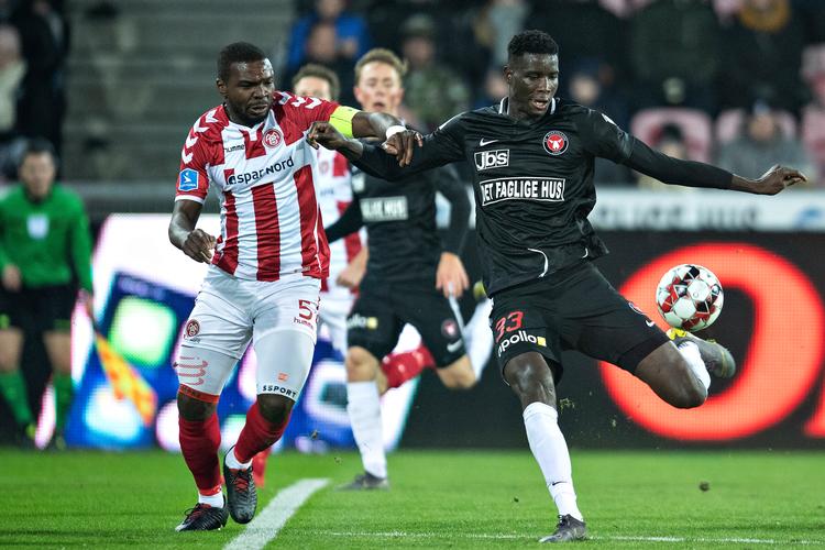 Efter en duel med Jores Okore (tv.) scorede Paul Onuachu (th.) FCM's første mål.
   Foto: Jens Nørgaard Larsen/Ritzau Scanpix