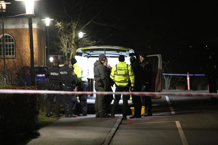 Politiets teknikere arbejder foran Slagelse Hospital, tidligt tirsdag morgen. Det er endnu uvist, hvorfor en 23-årig kvinde blev beskudt mandag aften.  Foto: Mathias Øgendal Michael Nordbor/Ritzau Scanpix