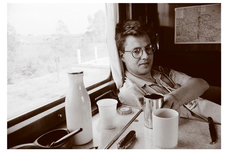 Stieg Larsson i en typisk positur, tilsyneladende afslappet, men med hjernen snurrende bag de tidstypiske runde briller. Pr-foto: C More