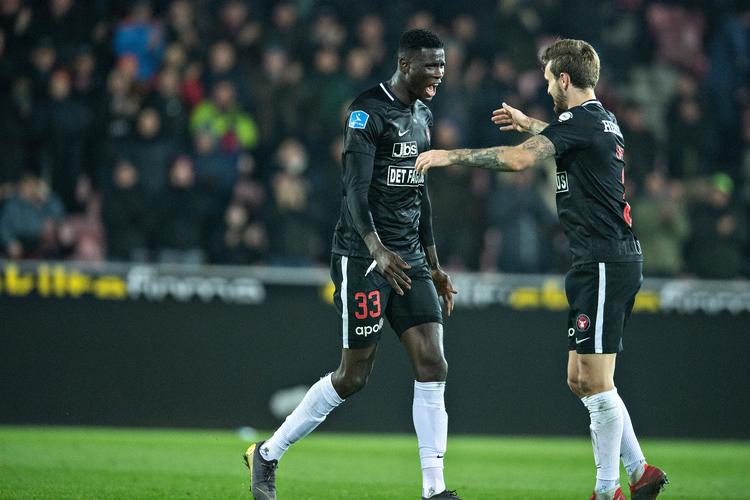 Den høje Paul Onuachu og FCM-forsvareren Kian Hansen jubler efter 1-0-scoringen mod AaB, som Onuachu stod for.   Foto: Jens Nørgaard Larsen/Ritzau Scanpix
