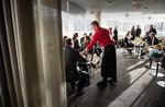 Michelins inspektører prøver i stigende grad at bevare anonymiteten. Der er dog så vidt vides ingen inspektører på billedet fra restaurant Johan r.   
   Foto: Jan Dagø/POLFOTO