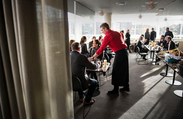 Michelins inspektører prøver i stigende grad at bevare anonymiteten. Der er dog så vidt vides ingen inspektører på billedet fra restaurant Johan r.   
   Foto: Jan Dagø/POLFOTO