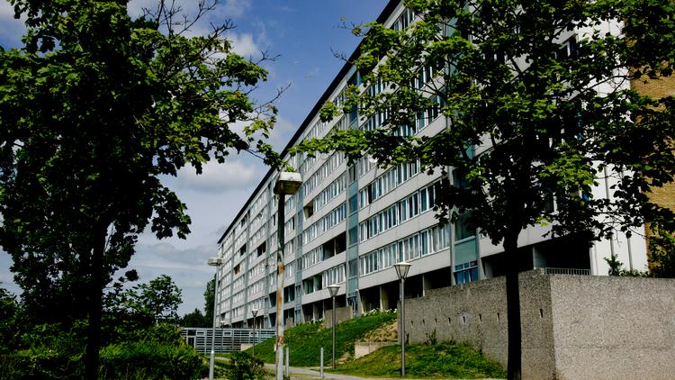 Odenses taskforce om velfærd kommer på tirsdag med deres bud på, hvordan  kommunens største problemer skal løses. Herunder hvordan det undgås, at Odense knækker over - i den forbindelse sigtes blandt andet til bydelen Vollsmose, hvor 1.000 boliger nu skal rives ned for at modvirke ghettoiseringen. Foto: Anders Brohus/POLFOTO
