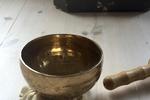 Christin Illeborg slår på skålen, der ringer som en klokke, når meditationen starter og slutter. Foto: Christina Alfthan