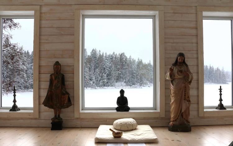 En del af meditationen foregår lige uden for døren mellem de smukke træer og minder dig om, at du står trods vejr og vind. Det meste af tiden foregår dog i meditationssalen på første sal med udsigt over søen. Foto: Jane Vorre Mandøe 