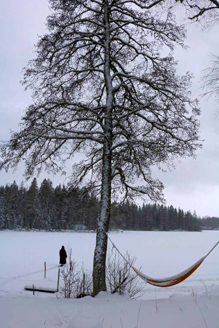 En stor del af meditationen foregår udenfor, hvor sneen har dæmpet alle lyde. Foto: Jane Vorre Mandøe