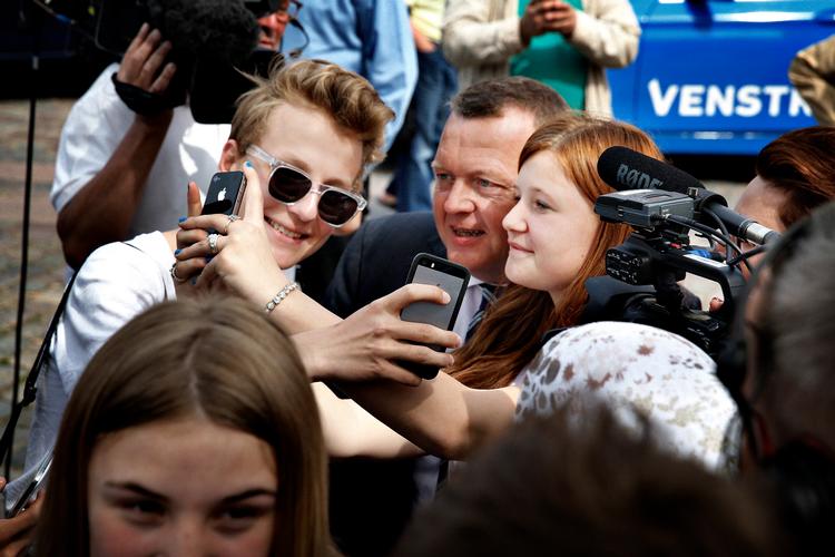 Ifølge en ny måling står Venstre til at fordoble sine mandater i Europa-Parlamentet. I samme måling går Dansk Folkeparti markant tilbage, og hverken Liberal Alliance eller Konservative klarer spærregrænsen. Her ses Lars Løkke Rasmussen (V) på gaden i Køge tilbage i februar. Foto: Martin Lehmann/POLFOTO