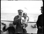 
Rejsen til Amerika  er en, mange håbefulde mennesker har taget gennem tiden.  I 'Vita'  følger vi to italienske børn, her er det svenske immigranter på Amerikabåden omkring 1930.
   Foto: Tage Christensen/POLFOTO