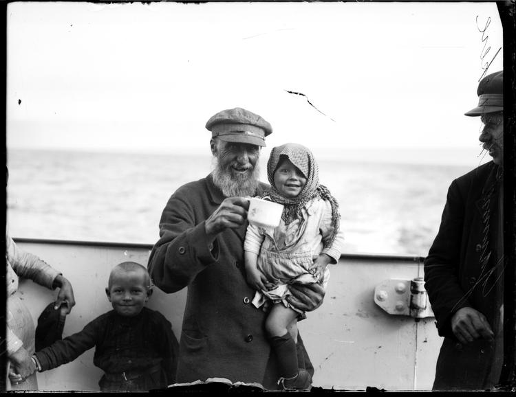 
Rejsen til Amerika  er en, mange håbefulde mennesker har taget gennem tiden.  I 'Vita'  følger vi to italienske børn, her er det svenske immigranter på Amerikabåden omkring 1930.
   Foto: Tage Christensen/POLFOTO