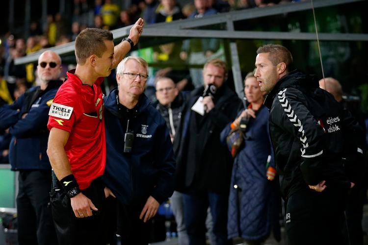 Martin Retov kan også hidse sig op over episoder på banen, og her bliver han bortvist i en kamp mod Horsens.

   Foto: Jens Dresling/POLFOTO