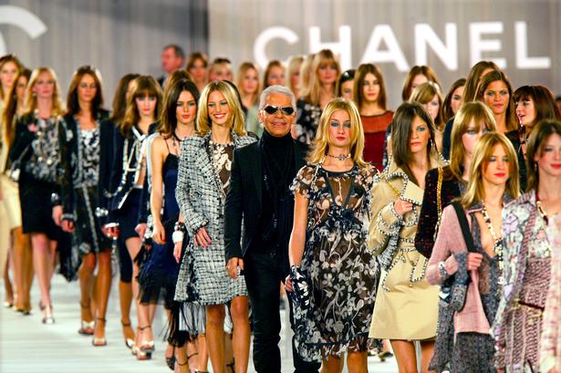 
 Karl Lagerfeld omgivet af modeller i 2004.
   Foto: Charles Platiau/Ritzau Scanpix
