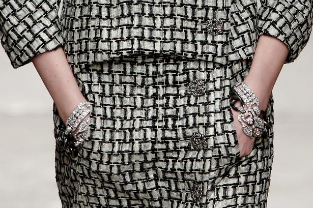 Eller hvordan han brugte Coco Chanels favoritmaterialer som tweed igen og igen i nye former. 
   Foto: Edgar Su/Ritzau Scanpix