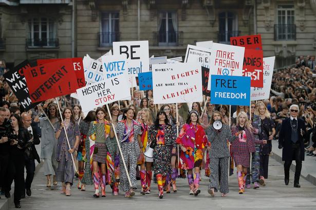 Eller orkestrerede en chic Boulevard Chanel, hvor modellerne demonstrerede for... ja retten til dyrt tøj og egen historie. Foto: Gonzalo Fuentes/Ritzau Scanpix