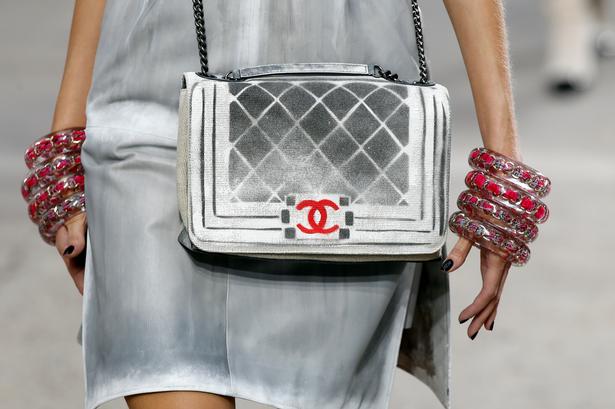 Hvordan han genfortolkede Chanel-taskens quilt. Og for nogle år siden hævede prisen med en tredjedel. Men der var stadig køer foran butikkerne.
   Foto: Benoit Tessier/Ritzau Scanpix