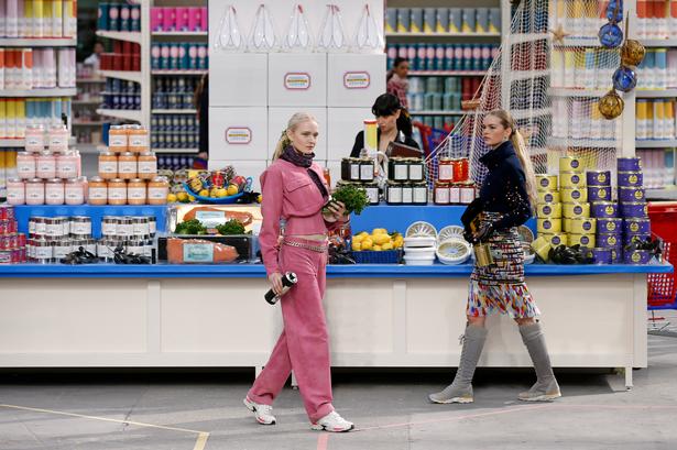 Eller et supermarked, komplet med varer med CC-logoet printet på. Gæsterne måtte ikke tage varerne med ud fra supermarkedet.
   Foto: Benoit Tessier/Ritzau Scanpix