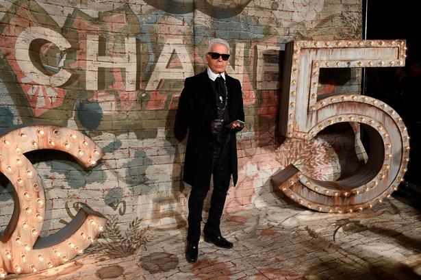 Coco Chanel lancerede allerede i 1921 parfumen No. 5, og naturligvis sørgede Karl Lagerfeld også for at geniscenesætte den. Blandt andet med en minutter lang reklamefilm med Nicole Kidman i hovedrollen, instruereret af Baz Luhrmann.
   Foto: Timothy A. Clary/Ritzau Scanpix