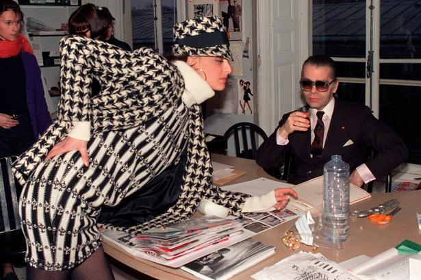 Karl Lagerfeld var altid karakteren Karl Lagerfeld. Tilbagestrøget hår, der blev hvidere og hvidere, store briller, jakkesæt og et observerende blik. 
   Foto: Pierre Guillaud/Ritzau Scanpix