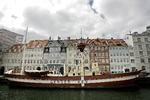 
Alle danske  fyrskibe havde  deres placering malet på siden, og skibets navn – for  eksempel Fyrskib XVII – i agter stævnen. Billedet er fra Fyrskib 17, da det stadig lå i Nyhavn.
   Foto: Kim Nielsen/POLFOTO