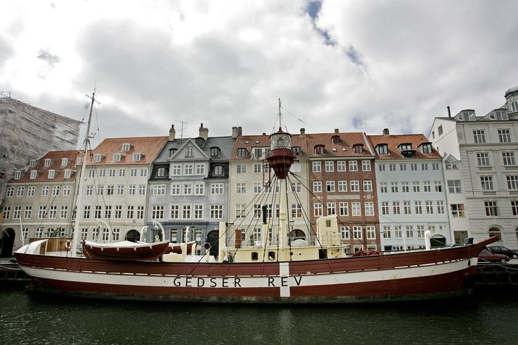 
Alle danske  fyrskibe havde  deres placering malet på siden, og skibets navn – for  eksempel Fyrskib XVII – i agter stævnen. Billedet er fra Fyrskib 17, da det stadig lå i Nyhavn.
   Foto: Kim Nielsen/POLFOTO