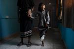Saleh Raken er en af de mange yemenitter, der er blevet alvorligt kvæstet efter nærkontakt med en landmine. Der menes at ligge op mod en million landminer i jorden i Yemen, og det kan plage landet i årevis. 
   Foto: Tyler Hicks/Ritzau Scanpix