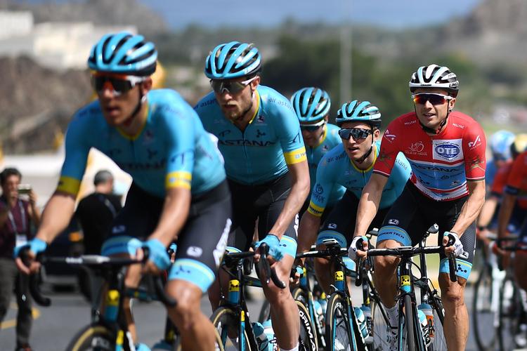 Med Magnud Cort som nr. 2 i eskorten sørger Astana for effektiv beskyttelse af Alexey Lutsenko i den røde førertrøje.  Foto: Anne-christine Poujoulat/Ritzau Scanpix