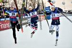 Norges Astrid Jacobsen (tv.) og Therese Johaug fejrer deres guld- og sølvmedaljer efter et løb i januar sammen med svenske Ebba Andersson (th.).  Foto: Tt News Agency/Ritzau Scanpix