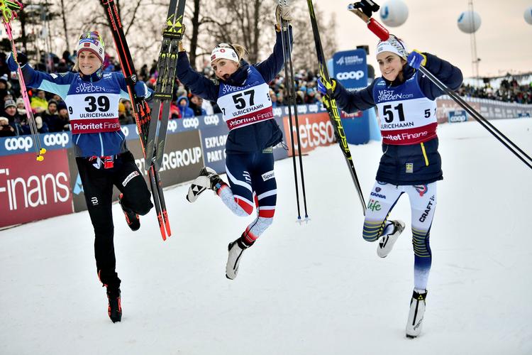 Norges Astrid Jacobsen (tv.) og Therese Johaug fejrer deres guld- og sølvmedaljer efter et løb i januar sammen med svenske Ebba Andersson (th.).  Foto: Tt News Agency/Ritzau Scanpix