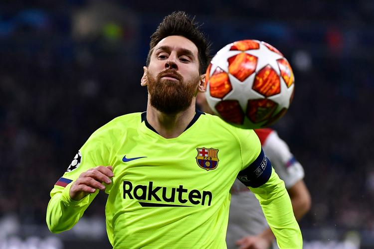 Trods to forsøg på frispark (begge begået mod ham selv) løb Lionel Messi forgæves i den første Champions League-ottendedelsfinale. Foto: Jeff Pachoud/Ritzau Scanpix