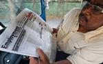 En mand i Sri Lanka læser jobannoncen, hvor myndighederne leder efter to bødler. Foto: Dinuka Liyanawatte/Ritzau Scanpix