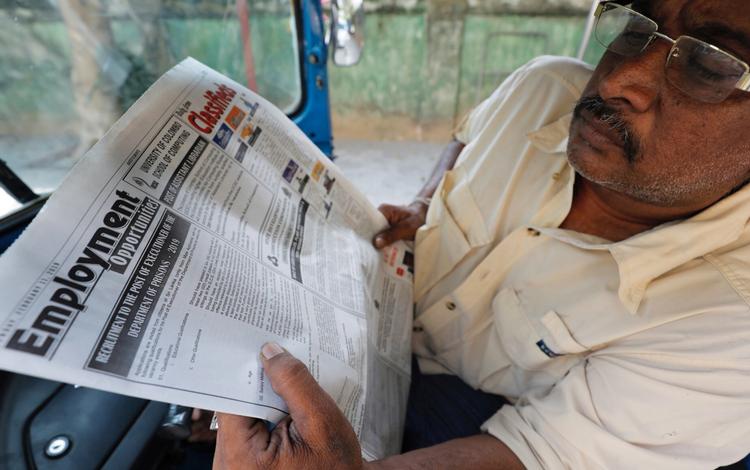 En mand i Sri Lanka læser jobannoncen, hvor myndighederne leder efter to bødler. Foto: Dinuka Liyanawatte/Ritzau Scanpix