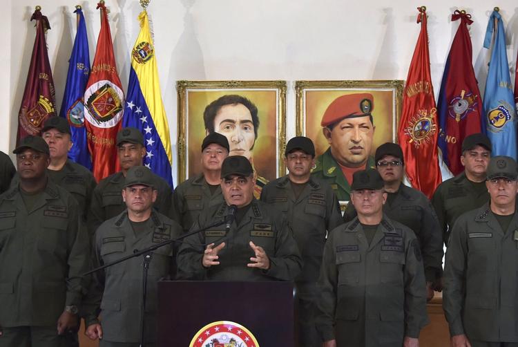 Venezuelas forsvarsminister, Vladimir Padrino, tilkendegiver i en tale i Caracas, at militæret står bag Nicolás Maduro. Foto: Yuri Cortez/Ritzau Scanpix