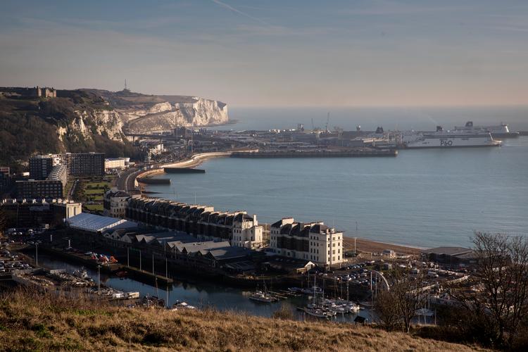 
    Havnen i Dover er berømt for sin historiske betydning i de krige, briterne har været igennem. Nu står havnen i centrum for den kommende udtrædelse af EU. 
   Foto: Emma Sejersen/POLFOTO
