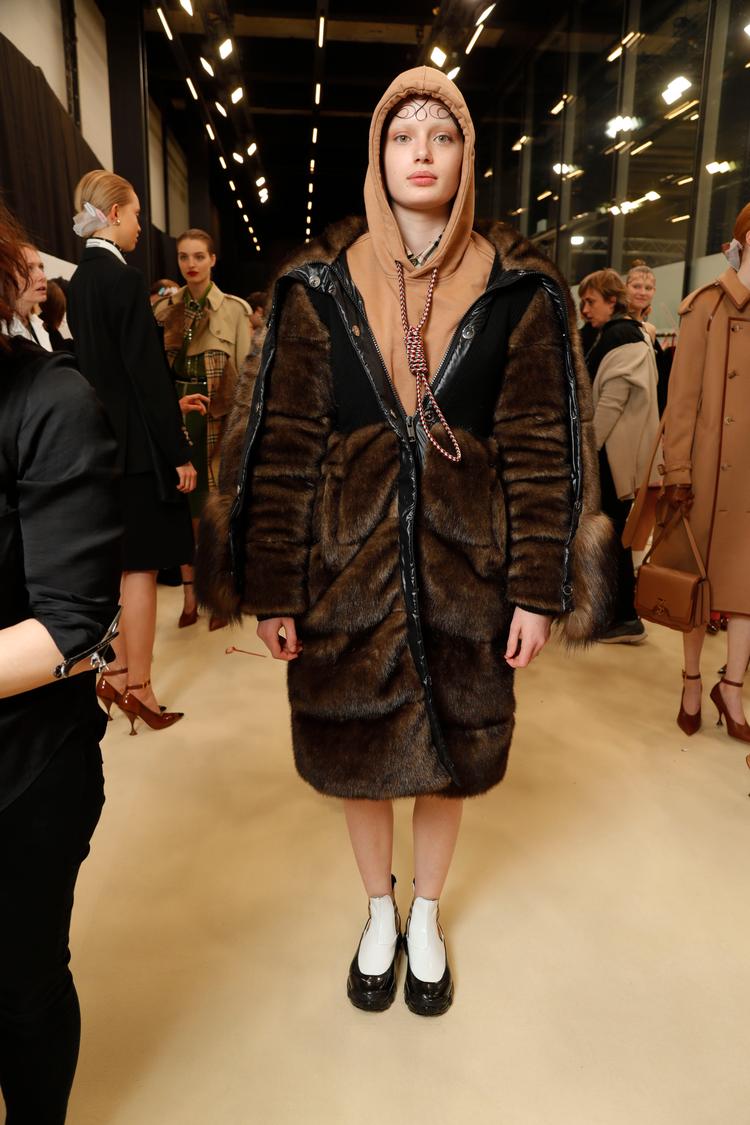 Det var ikke alle Burberrys designs der var lige populære under Fashion Week i London. På billedet ses en sweater med en løkke om halsen, der har skabt stor opmærksomhed på de sociale medier.  Foto: Gol/capital Pictures/Ritzau Scanpix