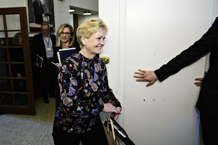 Fiskeriminister Eva Kjer Hansen (V) ankommer til mødet, hvor hun ventes at blive tildelt en næse på et møde i Miljø- og fødevareudvalget på Christiansborg. Foto: Philip Davali/Ritzau Scanpix
