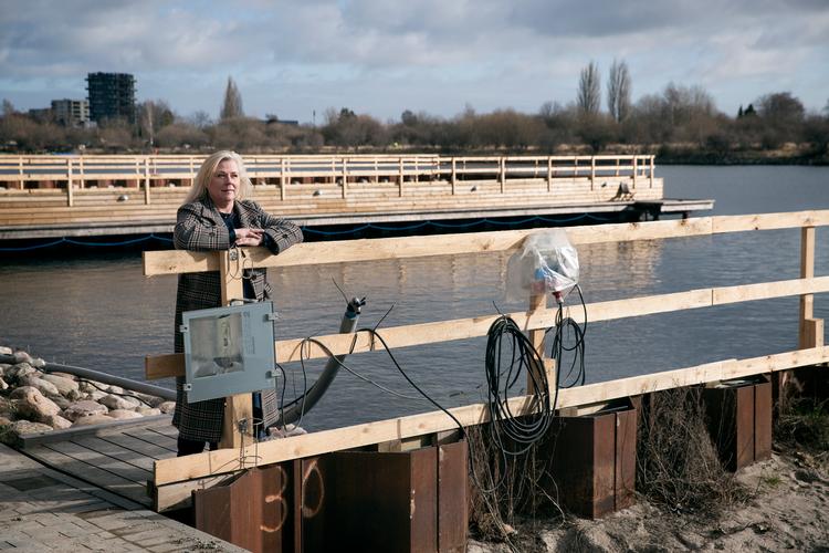 
Byggepladsen på billedet bliver på et tidspunkt til boligområdet Teglholmen Piers. Ejendomsmægler Lone Bøegh Henriksen fra Home sælger 18 projektboliger, der engang skal huse familieforøgelser, søndagshygge og ulvetime. 

   Foto: Jens Hartmann Schmidt/POLFOTO