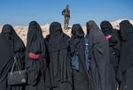 Kvinder efter flugt fra Baghouz i det østlige Syrien. Foto: Fadel Senna / AFP.
   Foto: Fadel Senna/Ritzau Scanpix