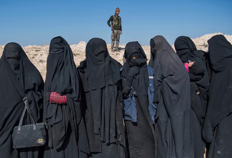 Kvinder efter flugt fra Baghouz i det østlige Syrien. Foto: Fadel Senna / AFP.
   Foto: Fadel Senna/Ritzau Scanpix