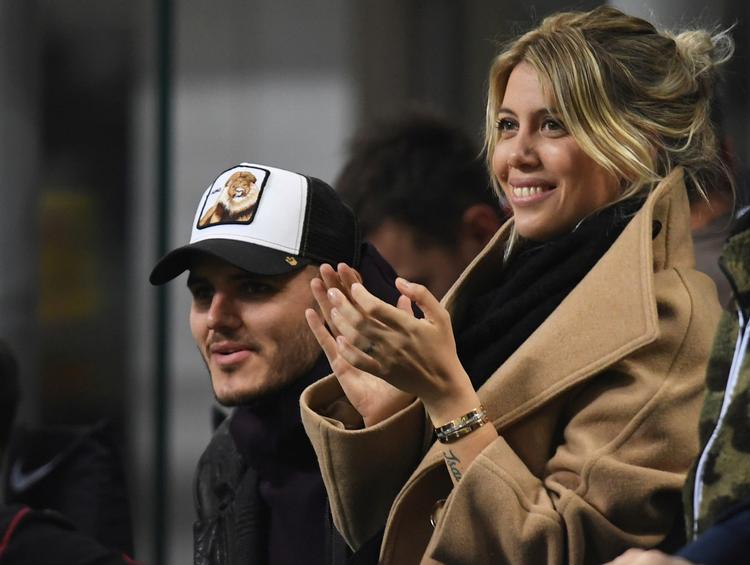 PAUSE.  Mauro Icardi og hans hustru Wanda så til fra tribunen, da Inter søndag mødte Sampdoria i en Serie A-kamp.  Foto: Daniele Mascolo/Reuters
   Foto: Daniele Mascolo/Ritzau Scanpix