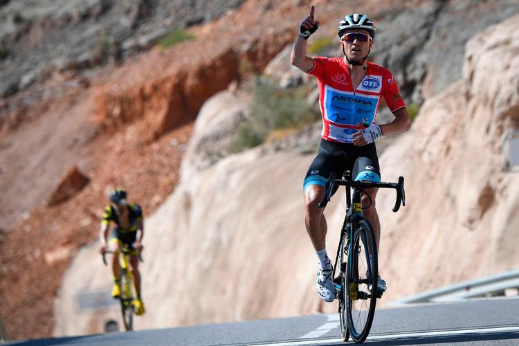 Alexey Lutsenko har hentet den sidste af dagens udbrydere og kan juble over sin tredje etapesejr i Tour of Oman Foto: Anne-christine Poujoulat/Ritzau Scanpix